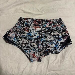 lululemon Hotty Hot Low-Rise Lined Short 2.5 (Size 6)